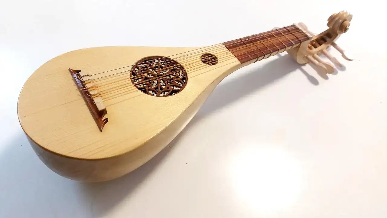 Drewniane, ludowe instrumenty muzyczne podobne do lutni, z ozdobną rozetą i strunami.