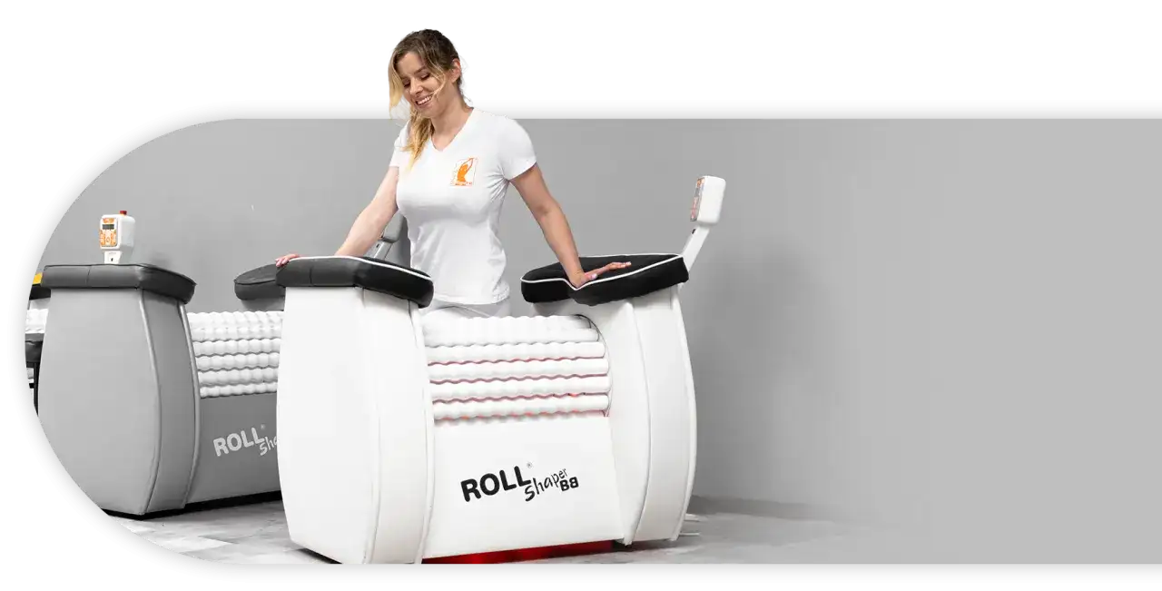 Kobieta opiera się o urządzenie Roll Shaper z rolkami masującymi.