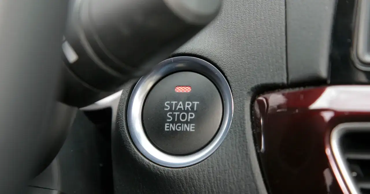 Przycisk "START STOP ENGINE" w samochodzie. To właśnie jest kluczowe w systemie keyless go co to znaczy, że nie potrzebujesz kluczyka.