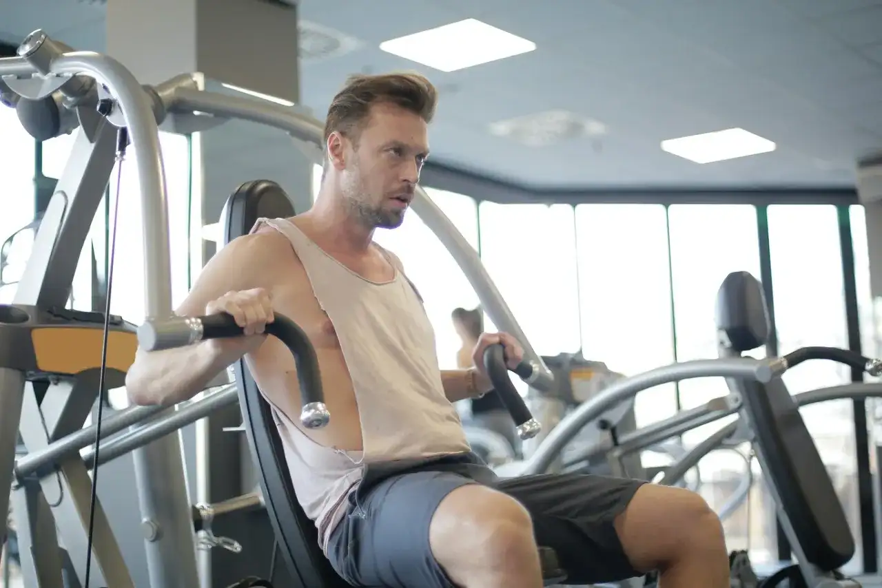 Ejercicios de pecho en el gimnasio para maximizar tu desarrollo muscular