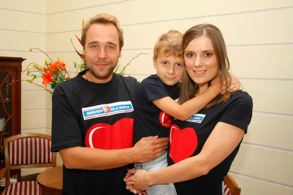 Rodzina w koszulkach z sercem. Halina Mlynkova ile ma dzieci? Na zdjęciu z mężem i synem.