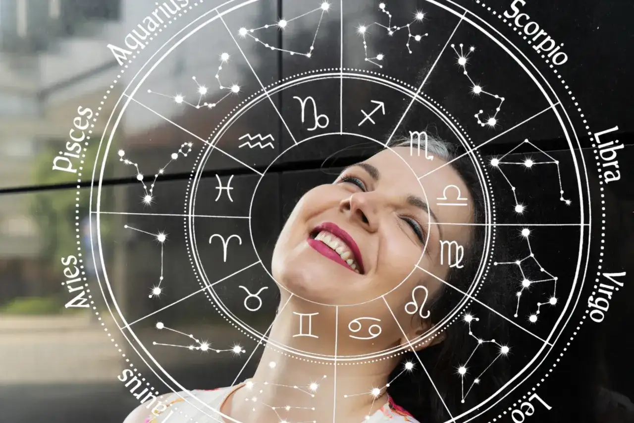 Uśmiechnięta kobieta na tle koła zodiaku. Sprawdź swój horoskop na jutro, zwłaszcza jeśli jesteś Lwem!