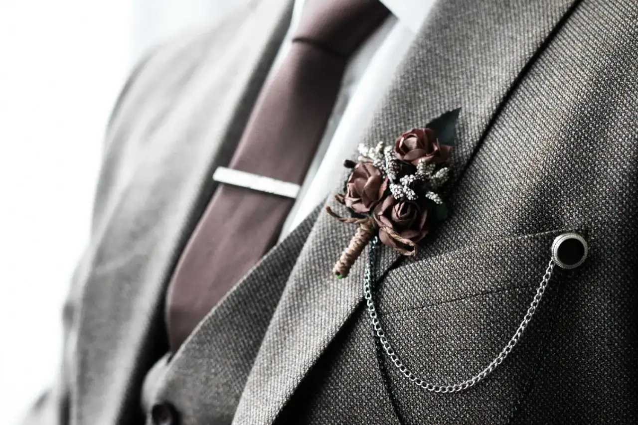Kwiat w butonierce: Kompletny przewodnik po męskiej elegancji