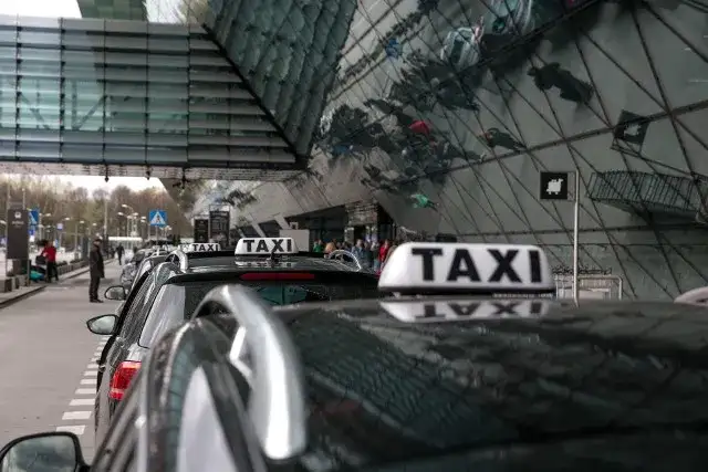 Ile kosztuje taxi z lotniska w Gdańsku na dworzec PKP? Sprawdź ceny