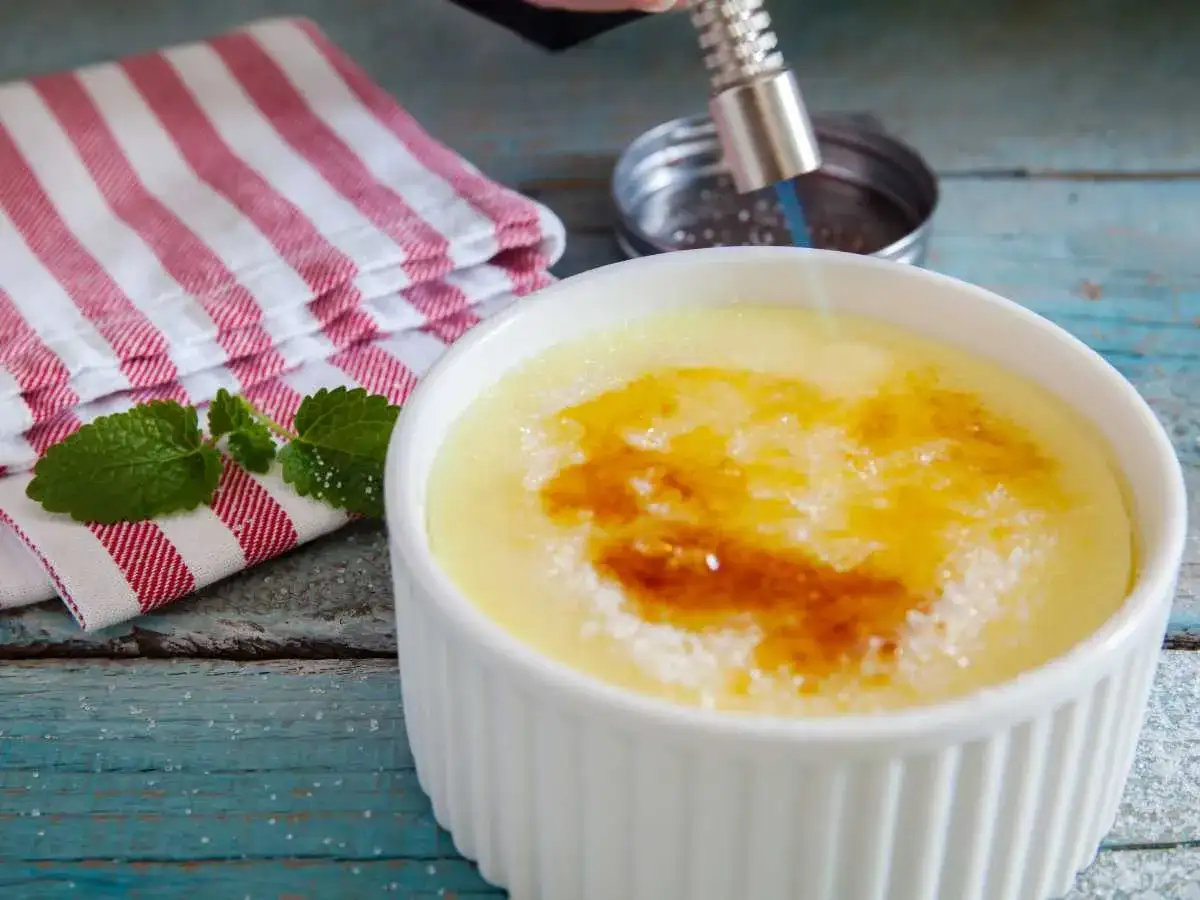 Crema catalana recién hecha con Thermomix, dorando el azúcar con un soplete.