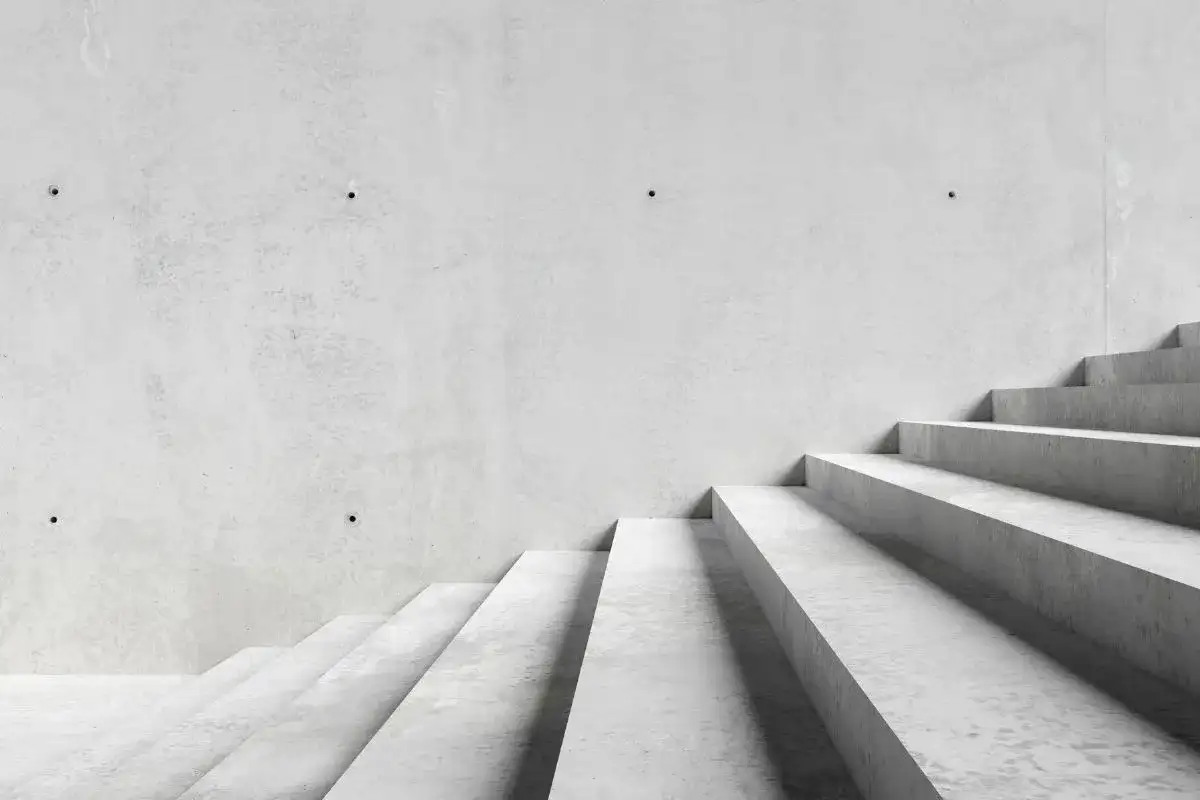 Minimalistyczne schody betonowe, idealne dla tych, którzy szukają, jak tanio wykończyć schody betonowe.