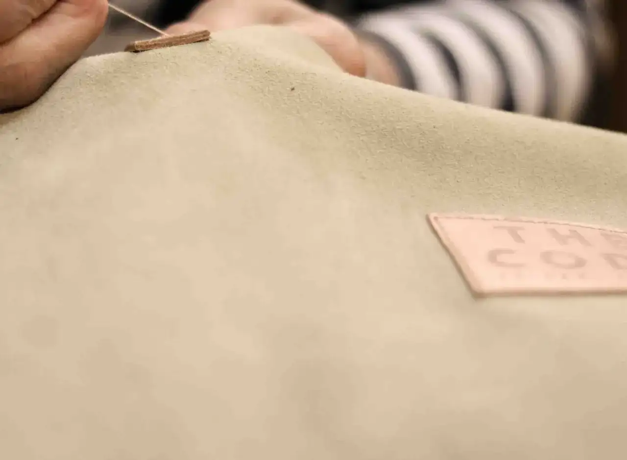 Detalle de costura en piel serraje, cuidando cada detalle para un acabado perfecto.