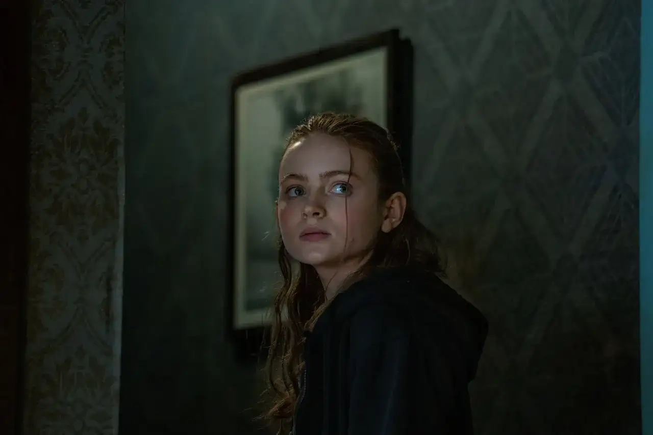 Sadie Sink, znana z roli Max w "Stranger Things", gra też w filmach. Spójrz na jej wyraz twarzy, jakby zastanawiała się, w jakich filmach grał Sadie Sink.