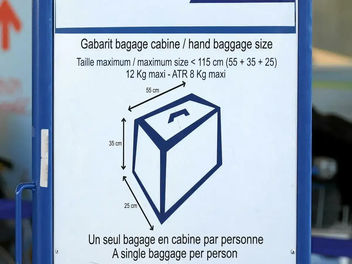 Panneau indiquant les dimensions maximales d'un bagage cabine : 55x35x25 cm.