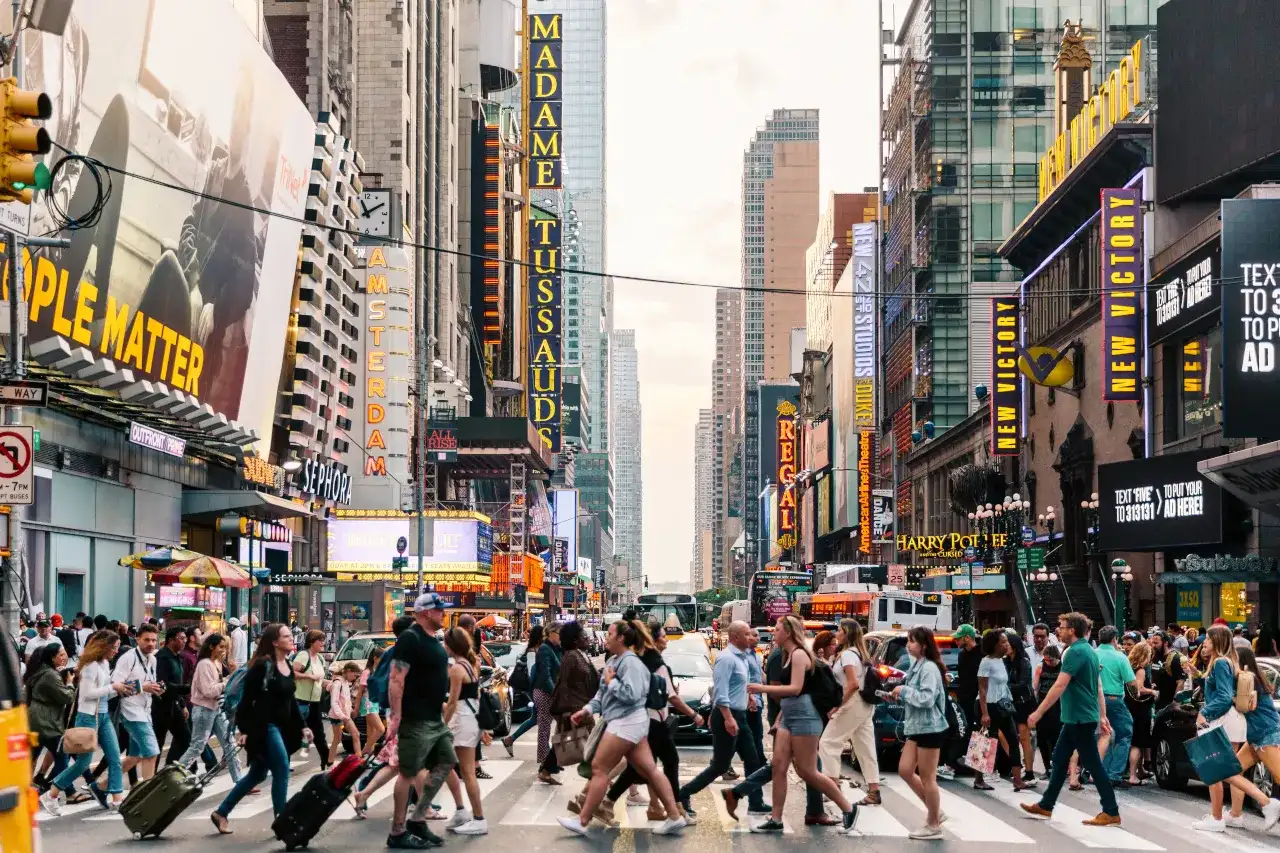 Tłum ludzi na Times Square, Nowy Jork. Zastanawiasz się, co przywieźć z Ameryki? Może pamiątkę z Madame Tussauds lub coś z Harry'ego Pottera?