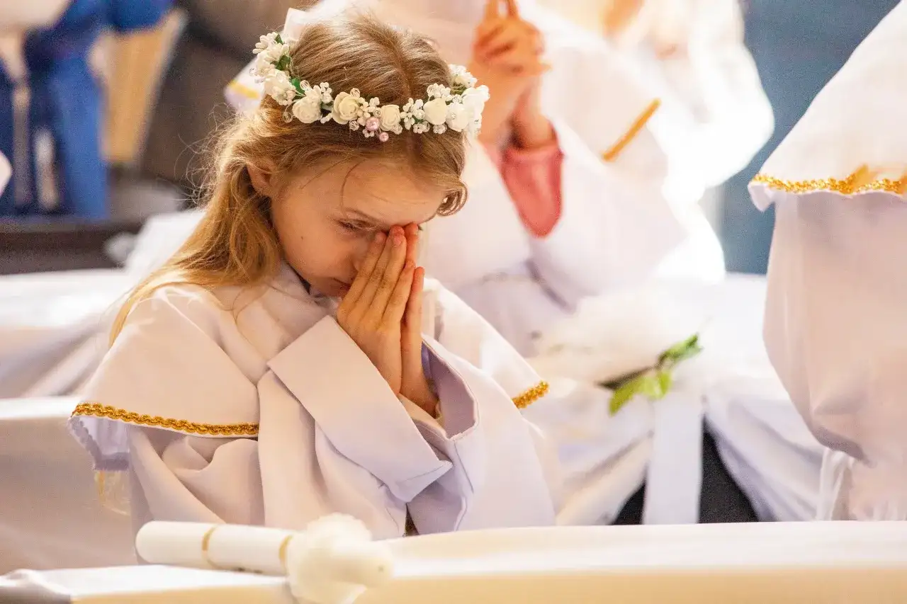 Komunia Święta: Ile trwa msza i przyjęcie? Zaplanuj idealny dzień!