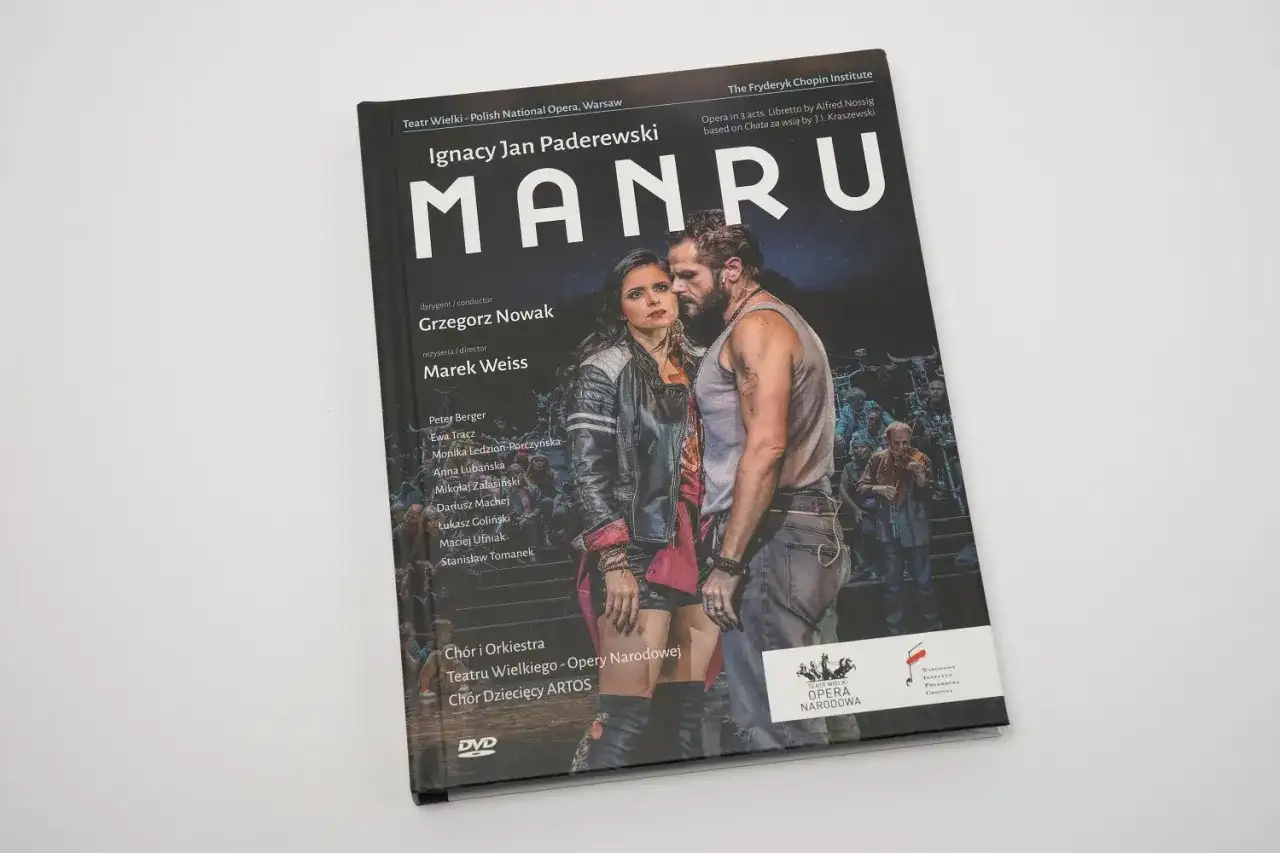 Okładka DVD z operą "Manru" Ignacego Jana Paderewskiego. Na pierwszym planie para aktorów, w tle tłum.