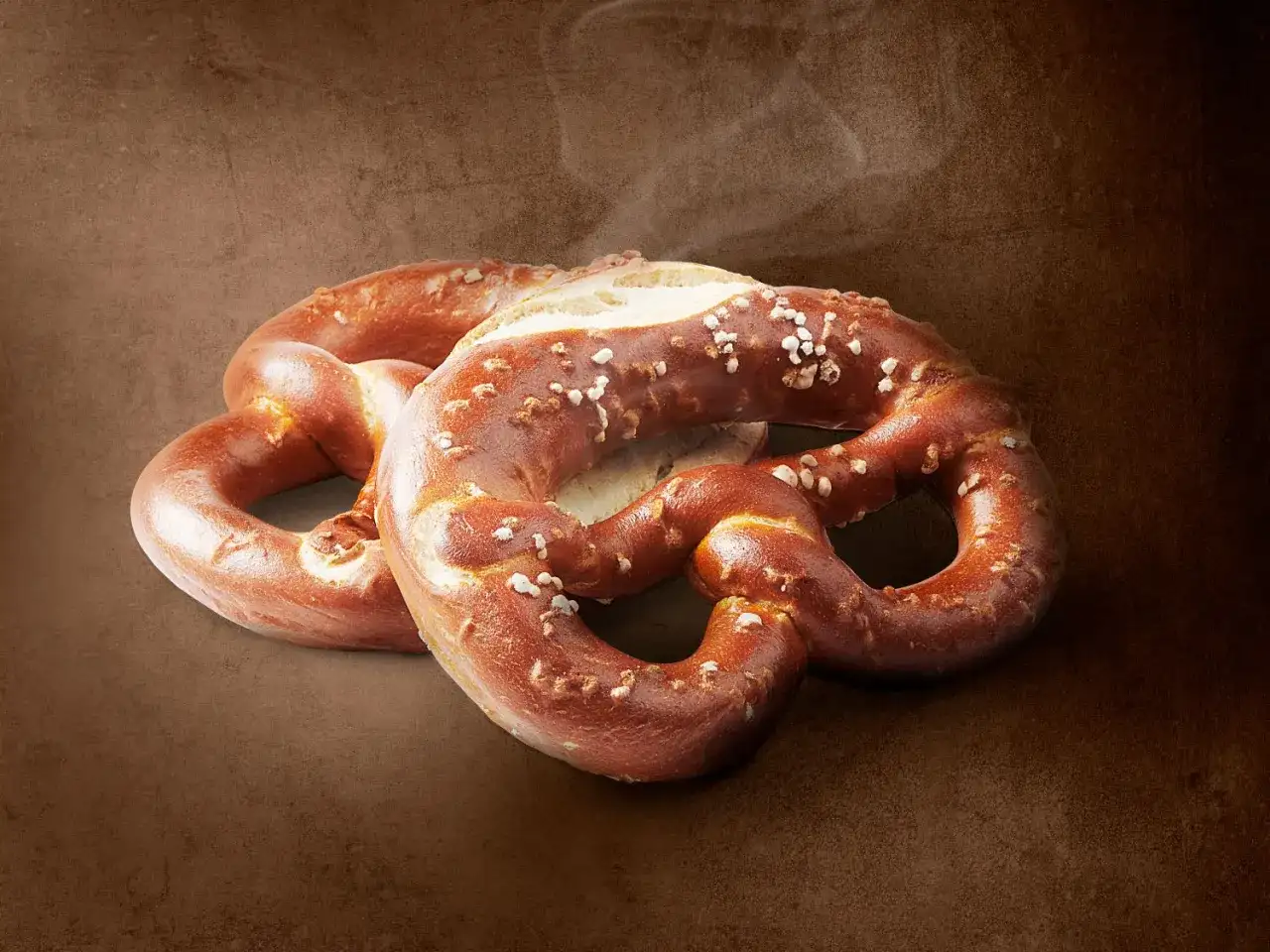 Dwa świeże precle z solą, idealne na przekąskę. Sprawdź precel Lidl kcal, by poznać wartość odżywczą.