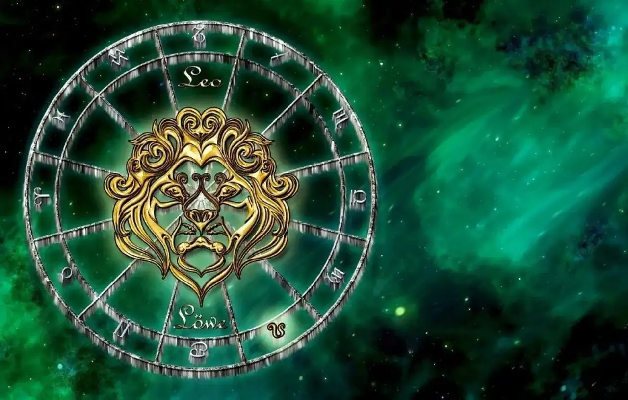 Złoty lew na tle zielonego kosmosu, symbolizujący 19 sierpnia znak zodiaku Lew.