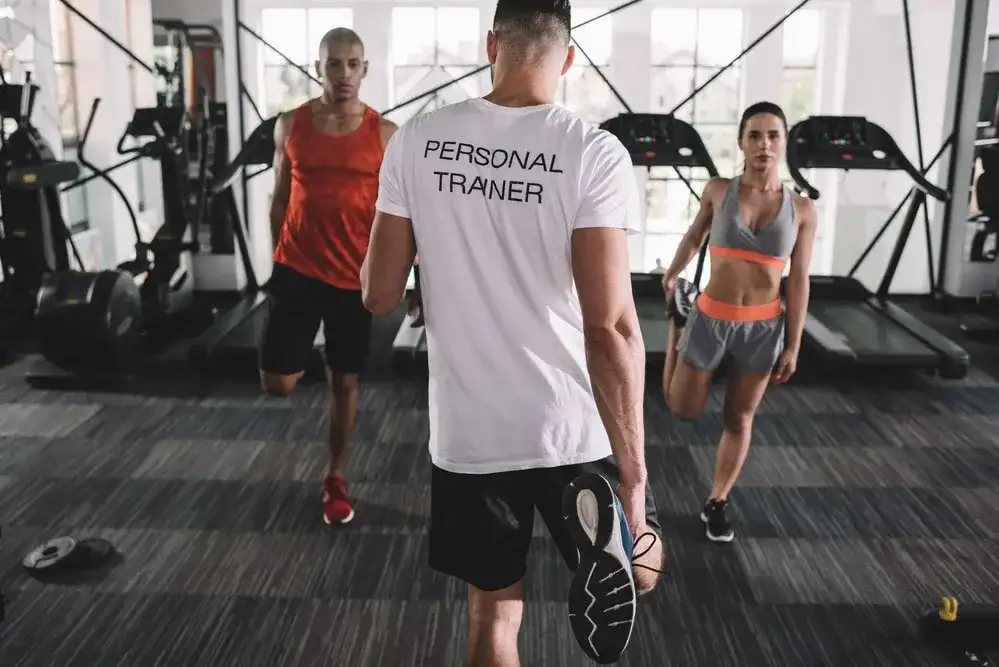 Jakie ćwiczenia na rozgrzewkę, aby uniknąć kontuzji przed treningiem