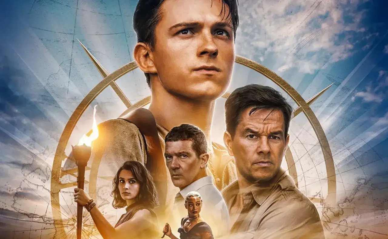 Plakat filmu "Uncharted" z Tomem Hollandem, Markiem Wahlbergiem i Antonio Banderasem. W tle mapa świata i kompas.