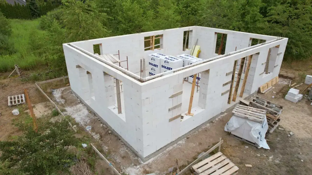 Budowa domu z bloczków z betonu komórkowego, widok z góry.
