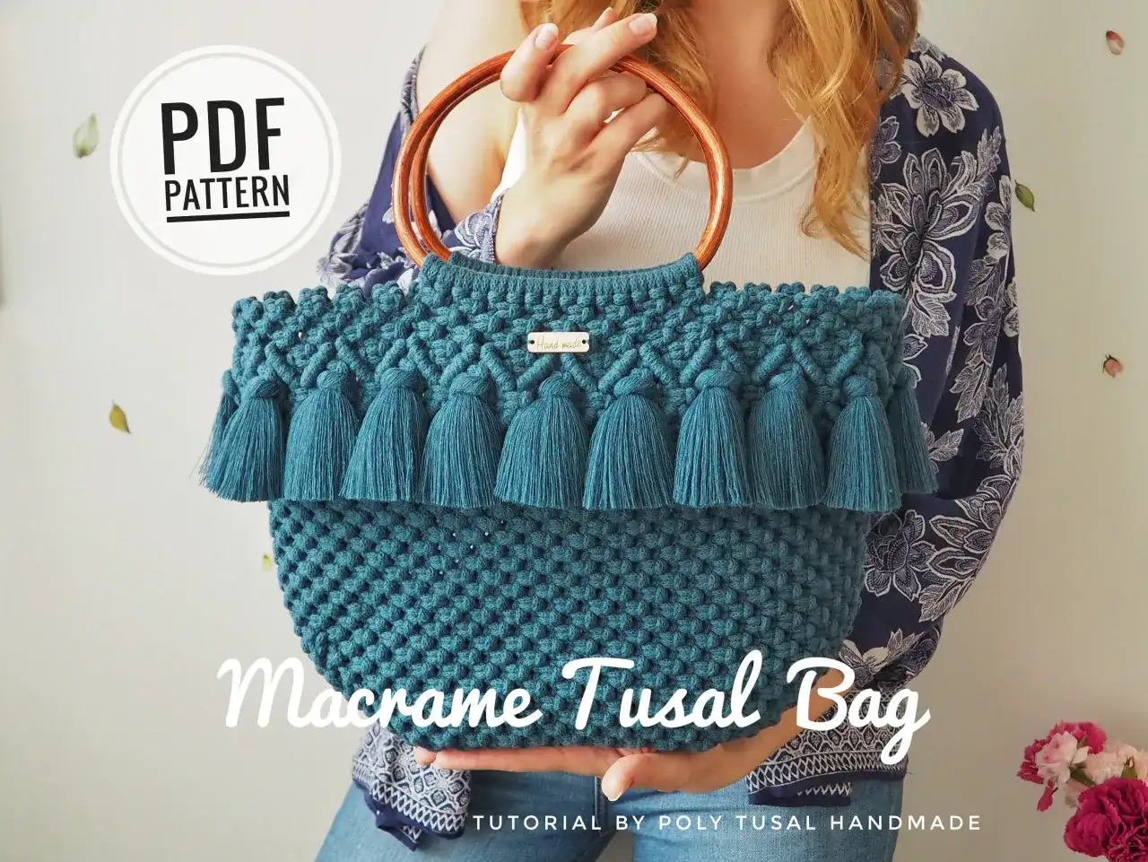 Piękna torebka makrama diy z frędzlami i drewnianymi uchwytami. Wzór PDF dostępny.