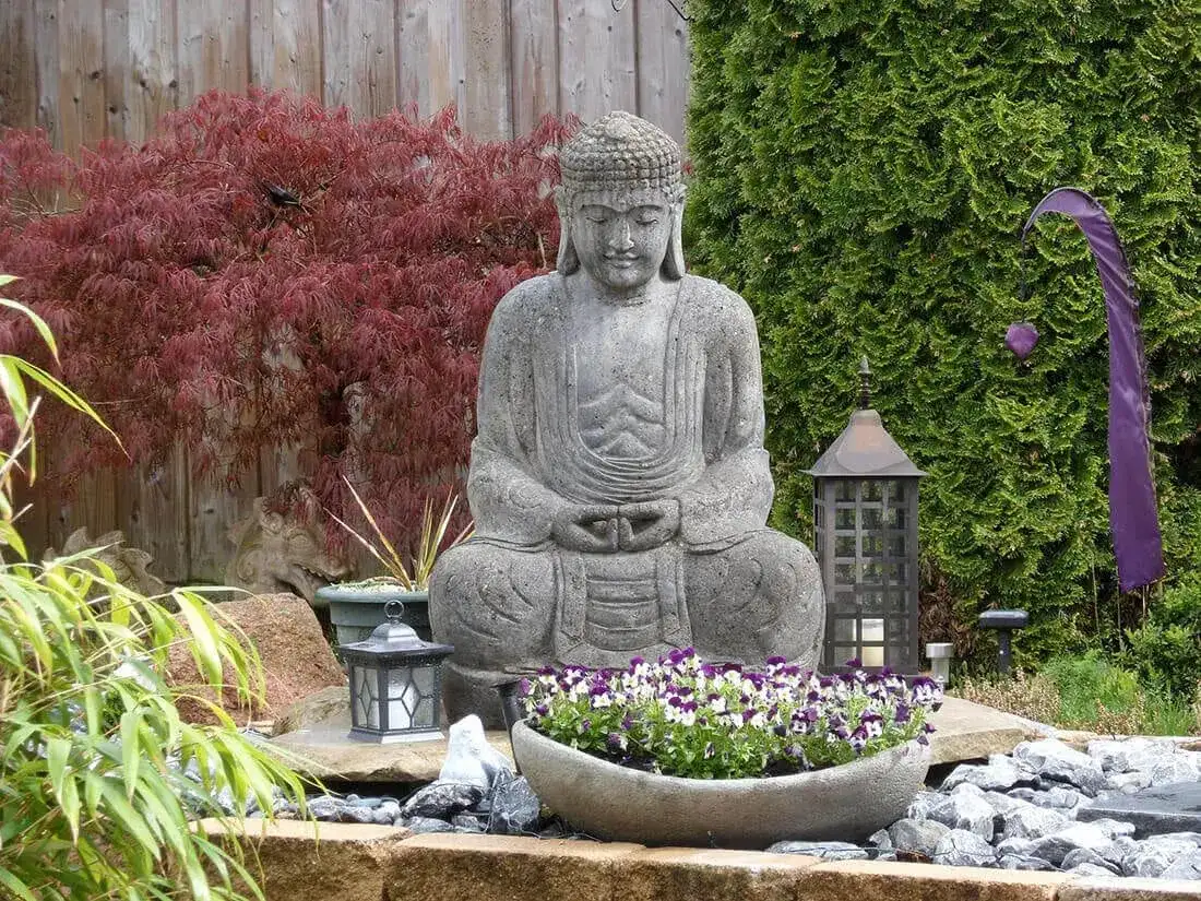Gartenskulpturen: Ideen, Materialien & perfekte Platzierung