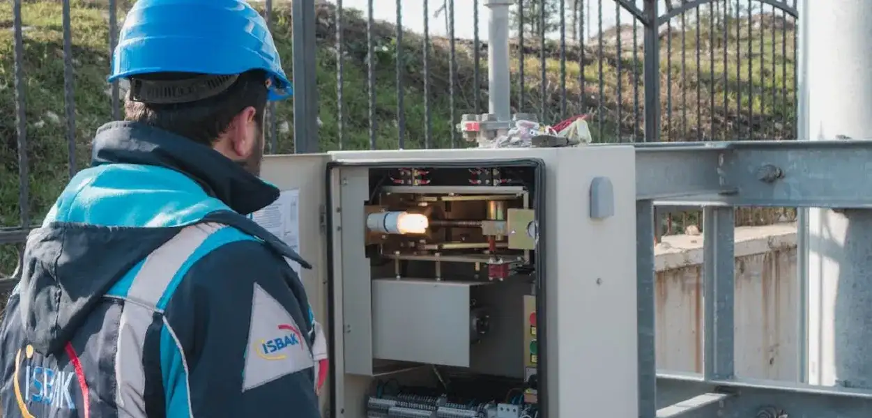 Elektryk – czym się zajmuje i jakie ma obowiązki w pracy?