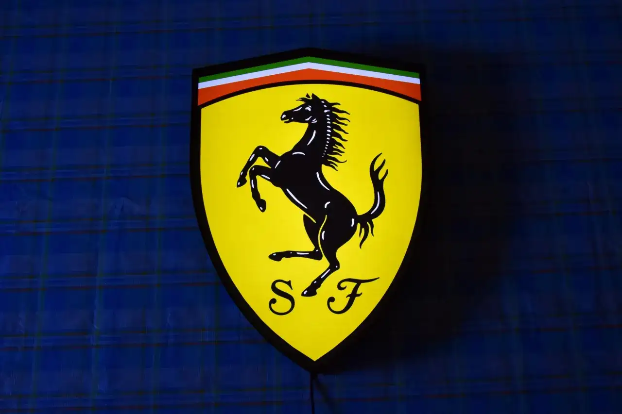Ferrari: Jaki znaczek kryje się za legendą? Odkryj sekrety