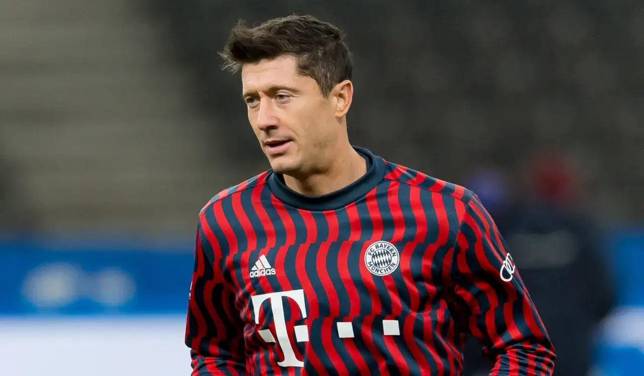 Robert Lewandowski, piłkarz roku FIFA, w koszulce Bayernu Monachium.