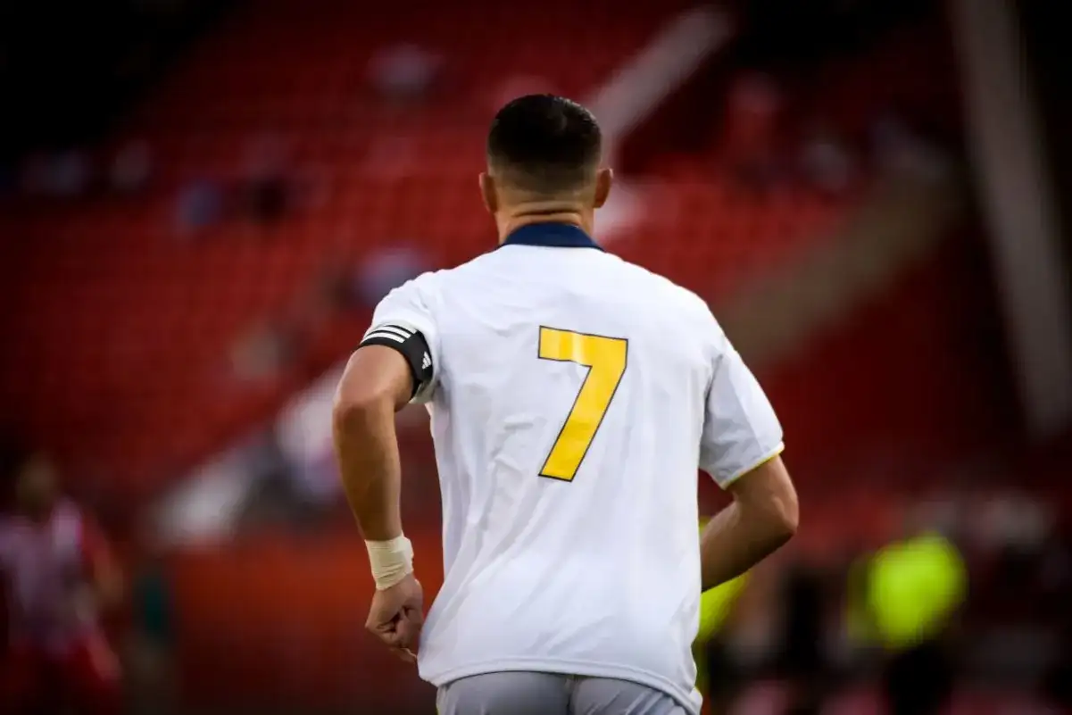 Piłkarz z numerem 7 na plecach, przypominający o tym, w jakich klubach grał Ronaldo.