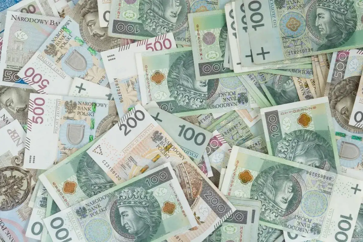 Stos banknotów 100, 200 i 500 zł. Tyle pieniędzy potrzeba, by policzyć, ile jest kin w Polsce.