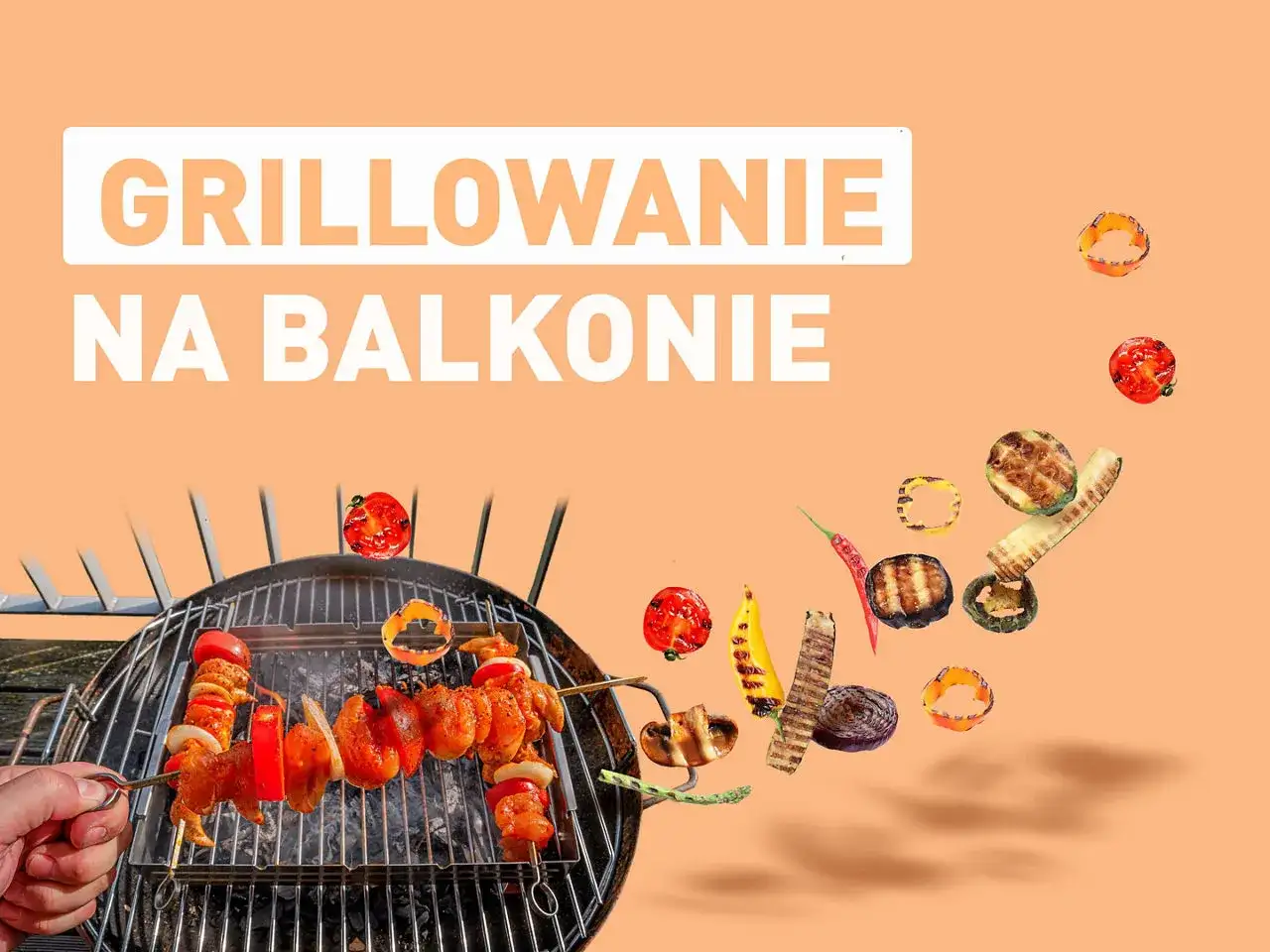 Grillowanie na balkonie to świetny pomysł! Szaszłyki z kurczaka i warzyw pieką się na ruszcie, a wokół unoszą się grillowane przysmaki.