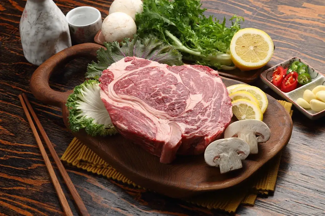 Rohes Rindersteak mit Pilzen, Zitrone und Kräutern. Wie lange kann man Rindfleisch einfrieren? Gut verpackt hält es Monate.
