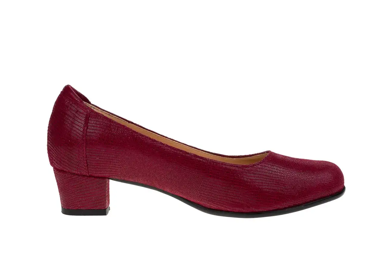 Eleganckie, bordowe **andypola buty damskie** z fakturą skóry węża na niskim obcasie.