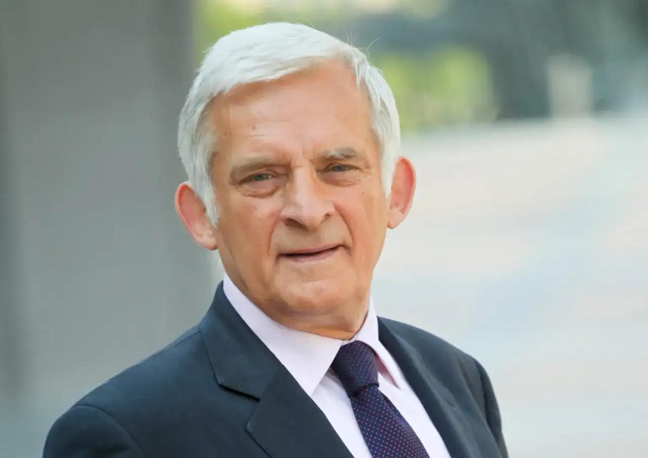 Jerzy Buzek, były premier i przewodniczący Parlamentu Europejskiego, w eleganckim garniturze. Jego poprzednie urzędy świadczą o bogatym doświadczeniu politycznym.