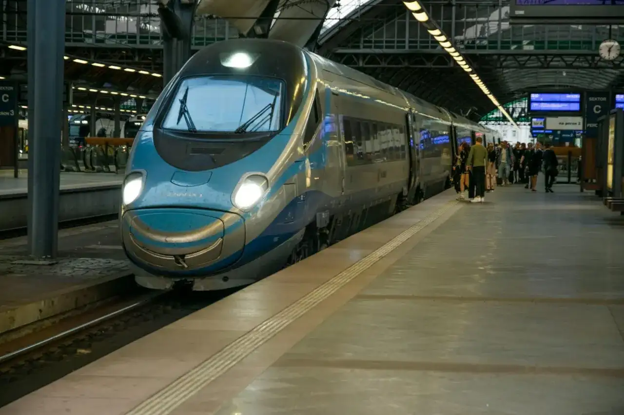 Gdzie zatrzymuje się pociąg? Sprawdź wszystkie stacje krok po kroku