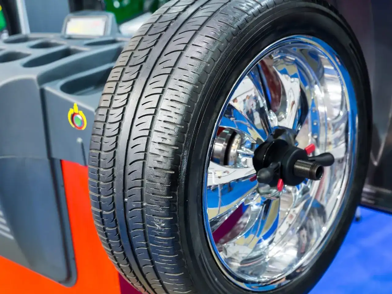Koło z oponą na wyważarce. Sprawdzanie rozmiaru opon dla Peugeot 3008.