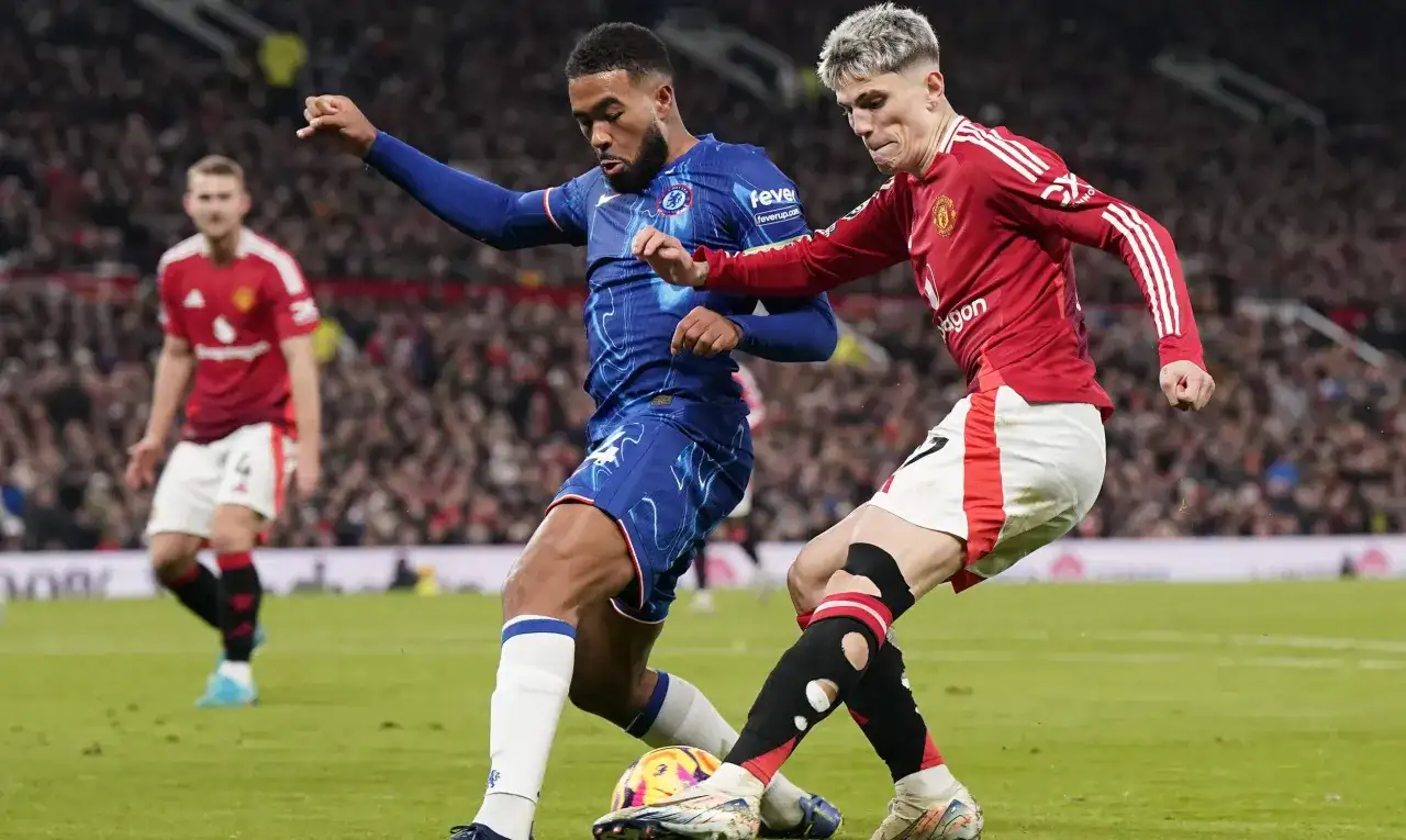 Piłkarze w akcji, jeden w niebieskiej koszulce Chelsea, drugi w czerwonej koszulce Manchesteru United. Mecze tych klubów to często starcia najbogatszych klubów piłkarskich.