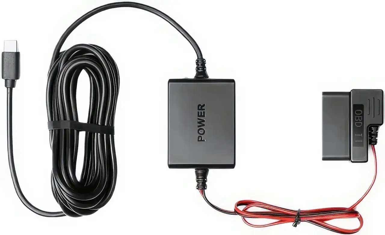 Zestaw do stałego zasilania wideorejestratora: kabel USB-C, moduł "POWER" i adapter OBD.