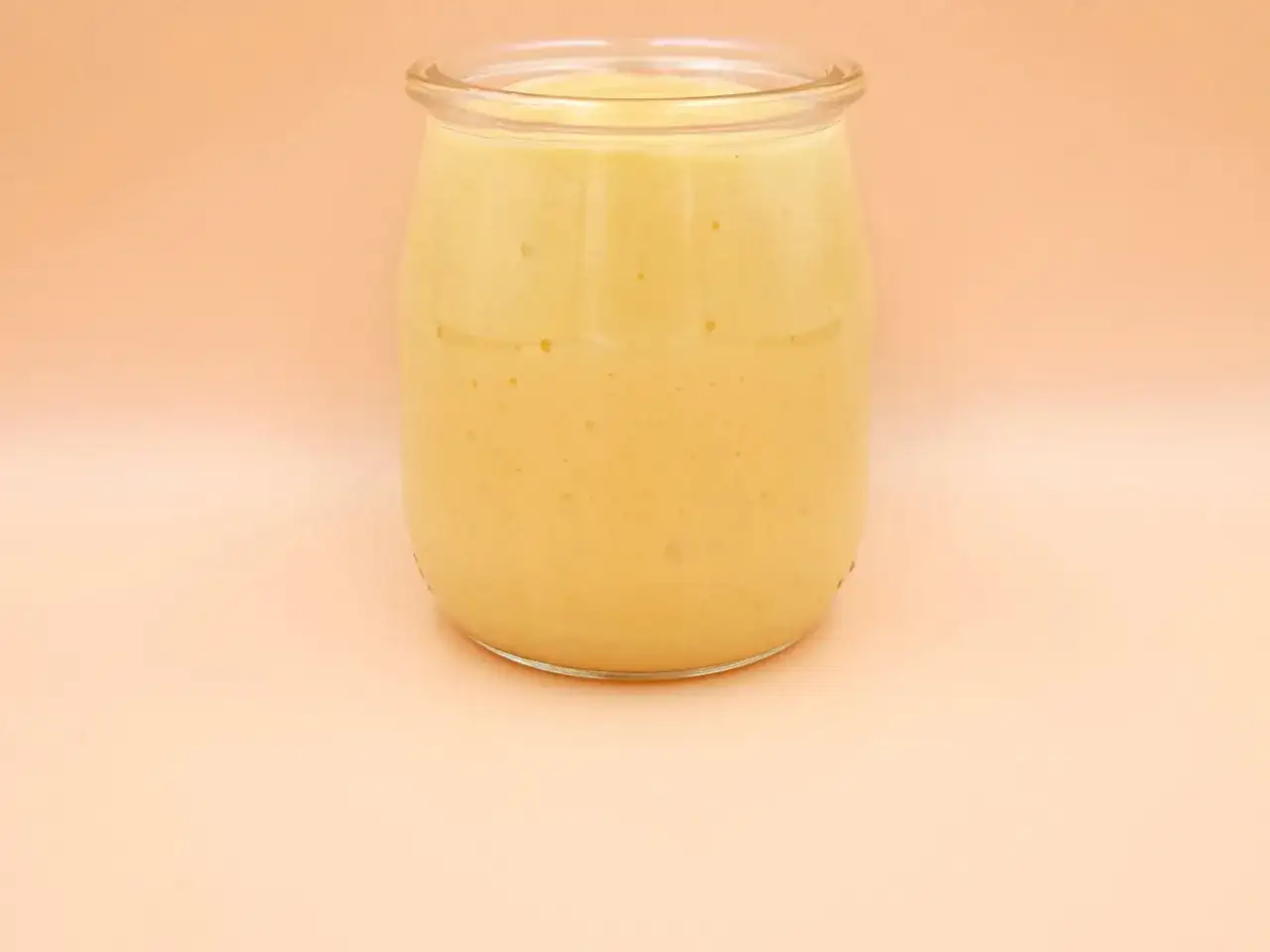Gęsty, kremowy mango lassi w szklanym słoiku, gotowy do orzeźwiającego łyku.