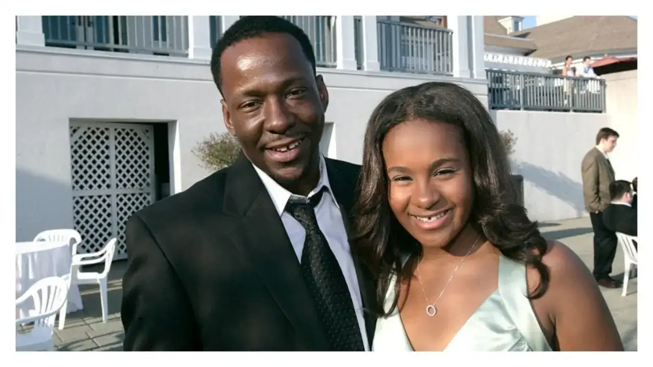 Bobby Brown i jego córka Bobbi Kristina Brown uśmiechają się do aparatu.