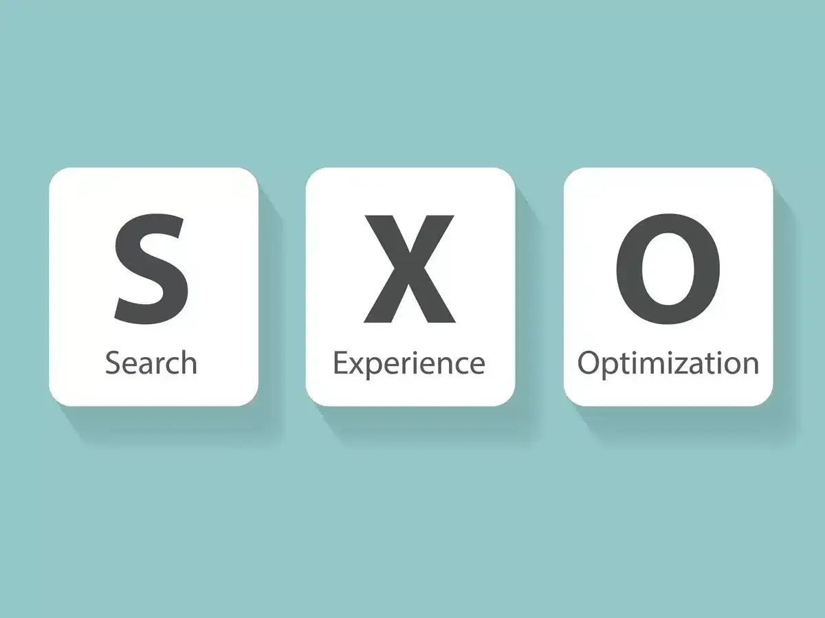 SXO co to? To Search Experience Optimization. Trzy białe kafelki z literami S, X, O i ich rozwinięciami.