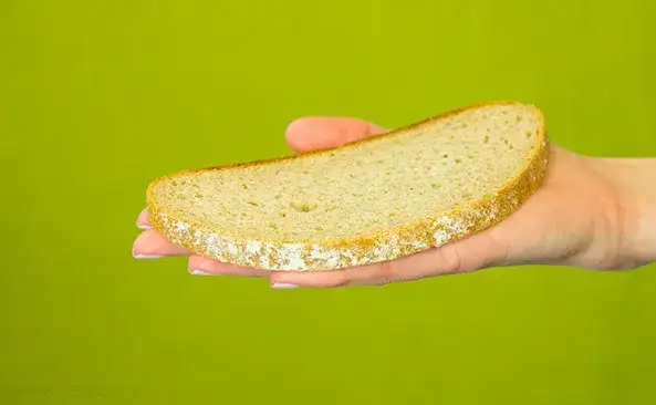 Ile kalorii ma kromka chleba? Sprawdź kaloryczność!