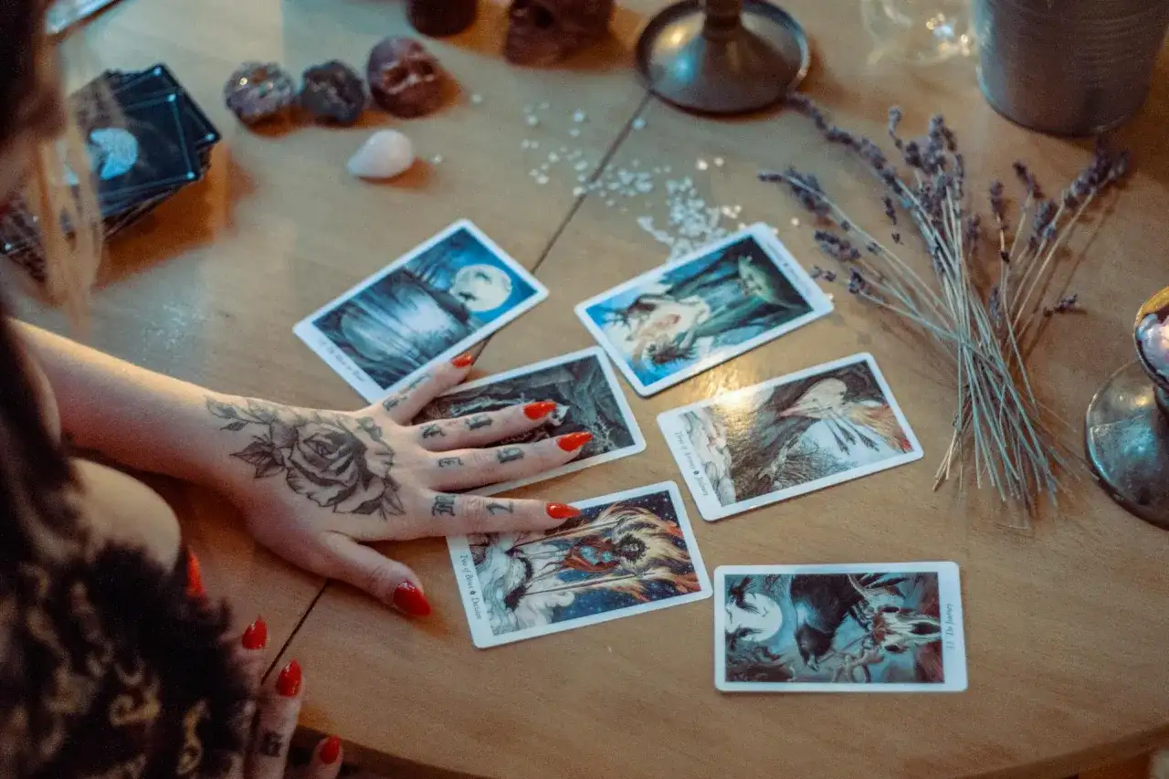 Tarot, Lenormand czy karty klasyczne: Przewodnik po systemach wróżbiarskich dla początkujących
