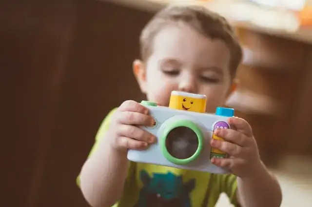 Jaki aparat fotograficzny dla dziecka? Wybierz mądrze, uniknij rozczarowań