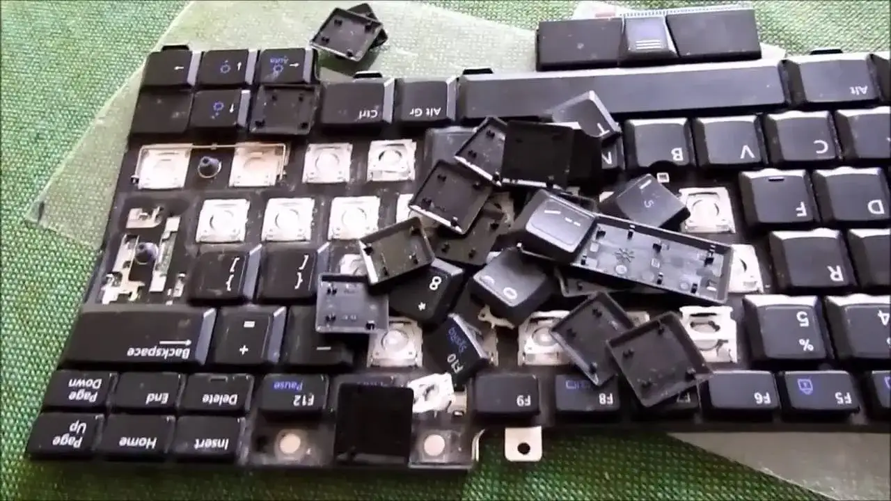 Jak naprawić klawiaturę w laptopie: proste kroki, by uniknąć frustracji
