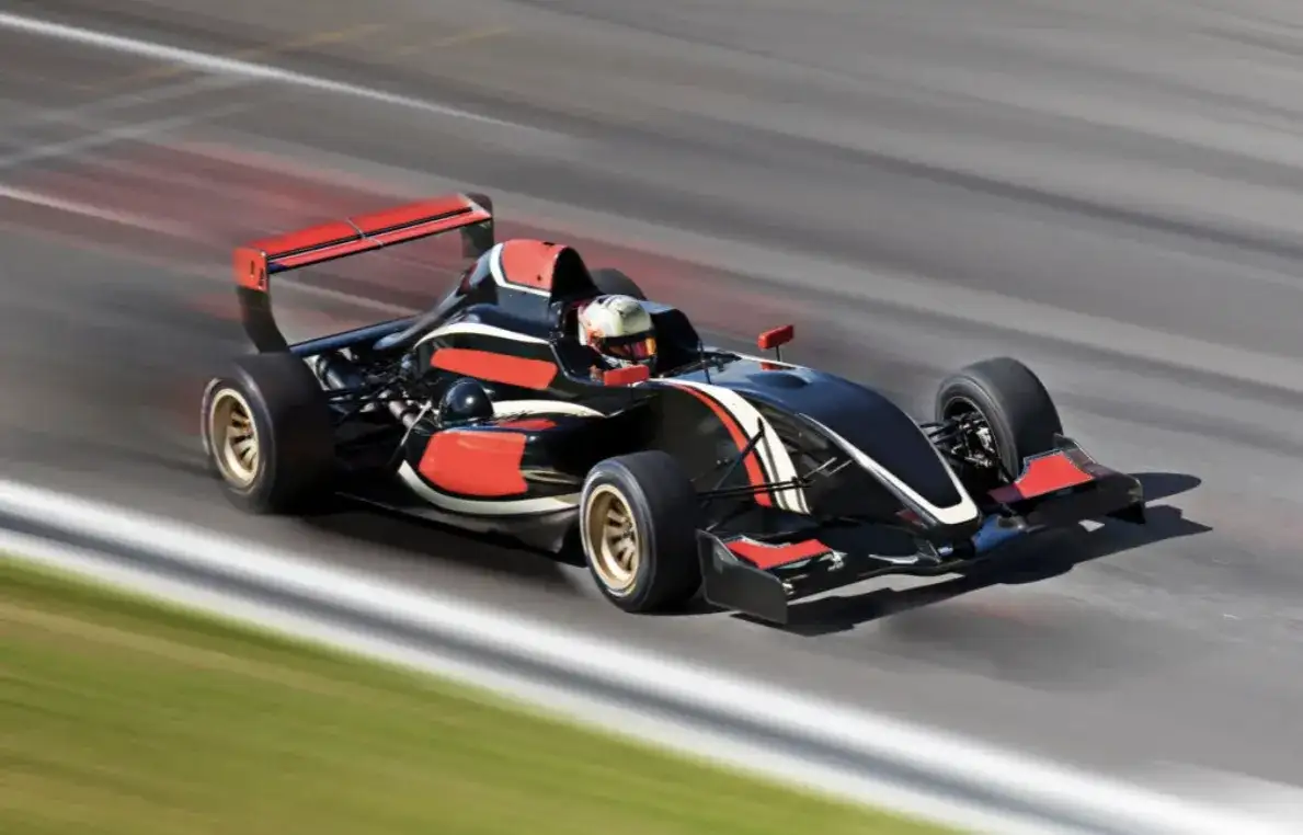 Dlaczego sporty motorowe napędzają innowacje cyfrowe