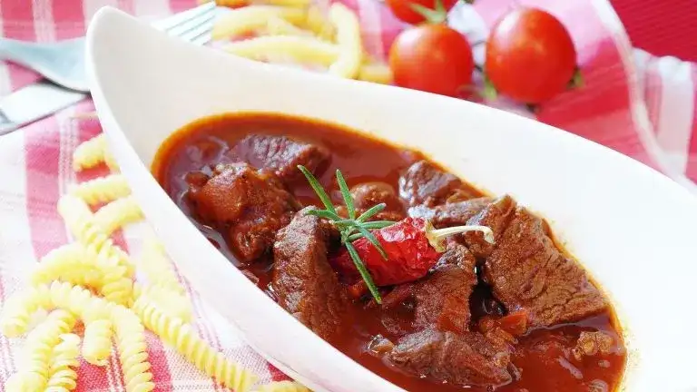 Jak idealnie przyprawić wołowinę na gulasz – sekret miękkiego i aromatycznego dania