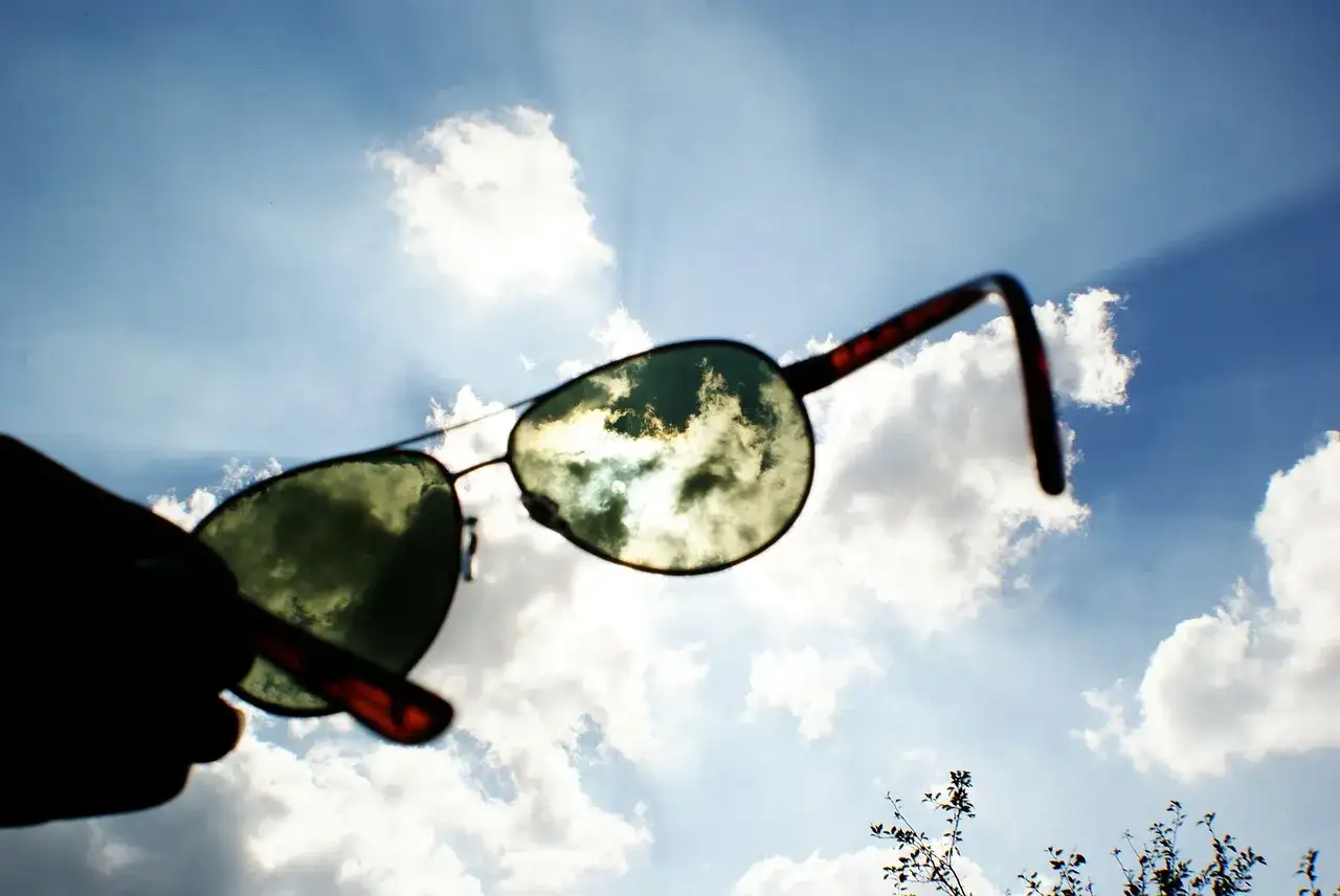 Okulary polaryzacyjne czy fotochromy - co wybrać dla lepszej ochrony?