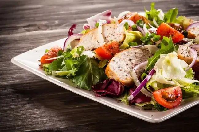 Sałatka jak z restauracji - proste przepisy na wyjątkowe smaki