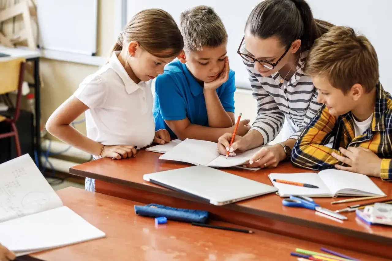 Co to jest edukacja? Kluczowe pojęcia i rodzaje kształcenia