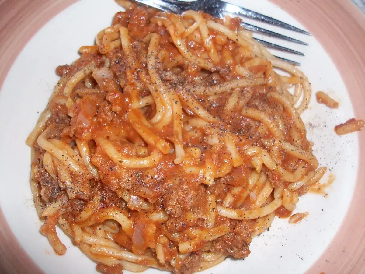 Spaghetti z chili i czosnkiem – prosty przepis na smakowite danie