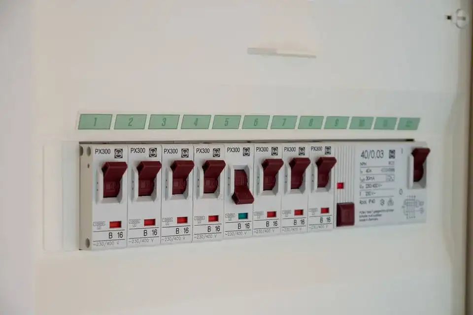 Jak działają bezpieczniki i dlaczego są kluczowe dla bezpieczeństwa elektrycznego